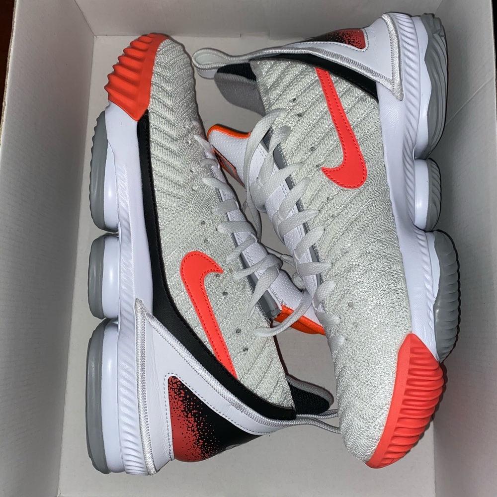 Nike Lebron James XVI Men’s Shoe Sz 11